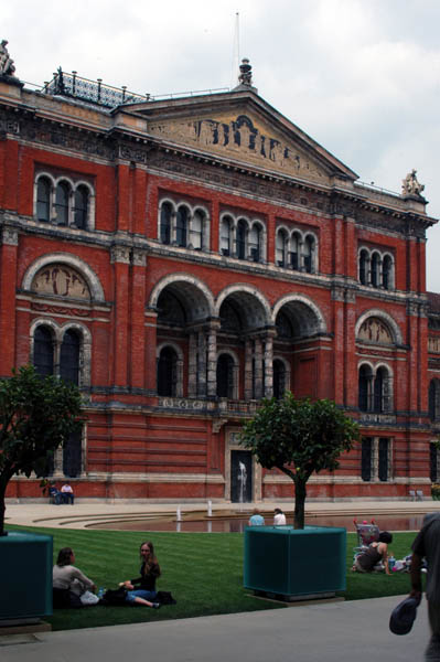 Victoria & Albert Museum, London Jul-2005 001 2