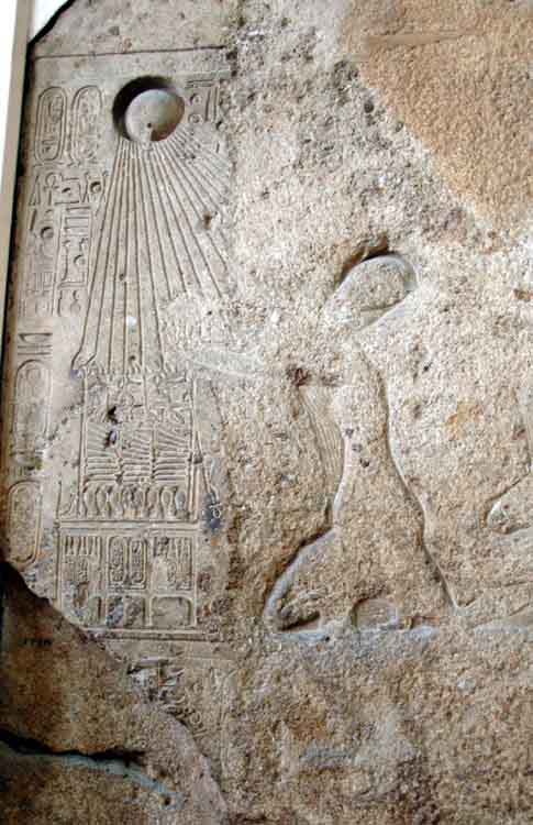 akhenaten praying to the Aten